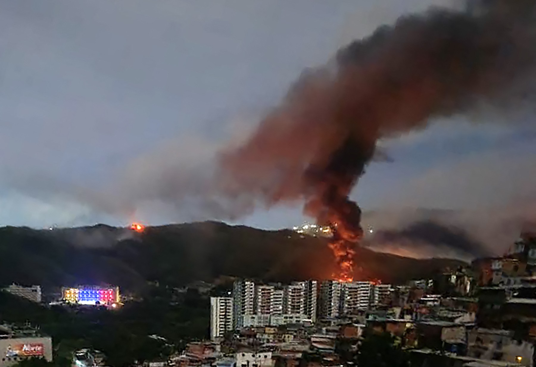 Focuri de armă lângă palatul prezidenţial din Caracas, în timp ce poliţia „vânează” colaboratori ai americanilor