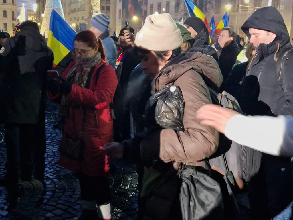 protestatară AUR cu sticla alcool