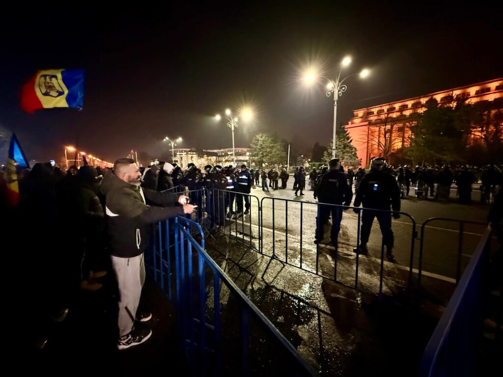 protestatari AUR si jandarmi Piata Victoriei