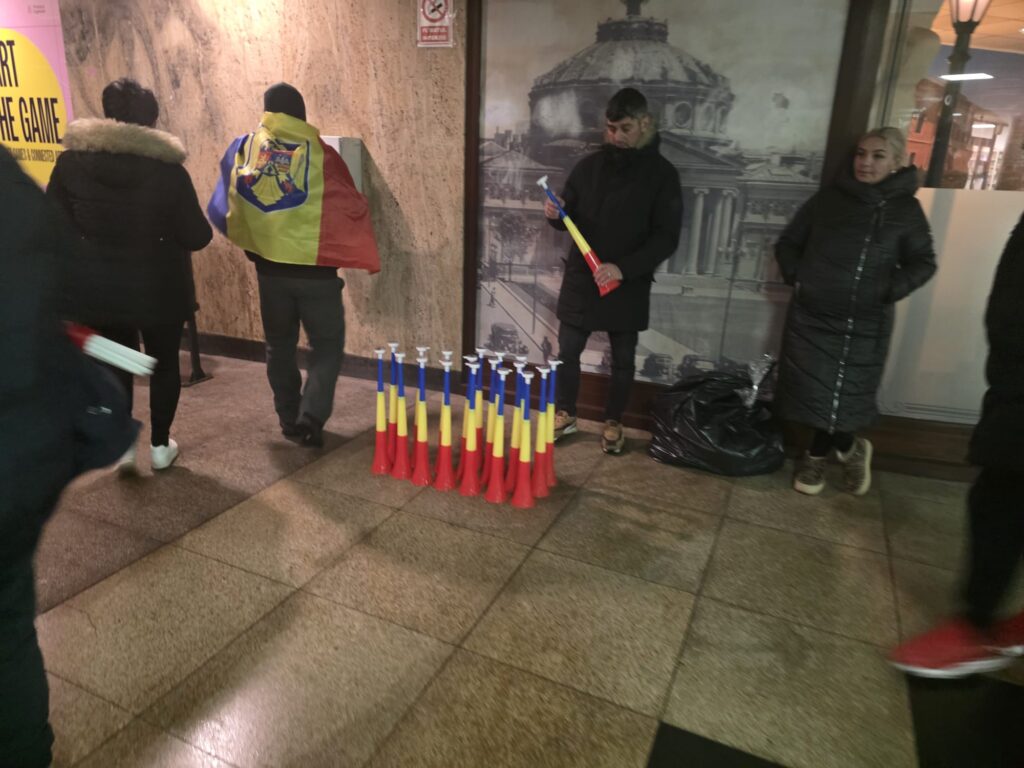 vuvuzele cu tricolor la protestul AUR