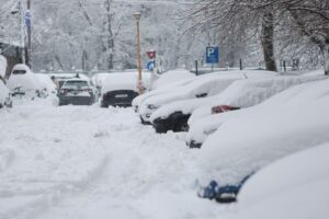 masini acoperite cu zapada, ninsoare, nameti de zapada