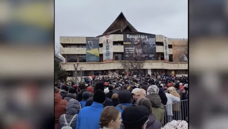 Două mii de oameni au ieșit în stradă în Miercurea Ciuc și Odorheiul Secuiesc