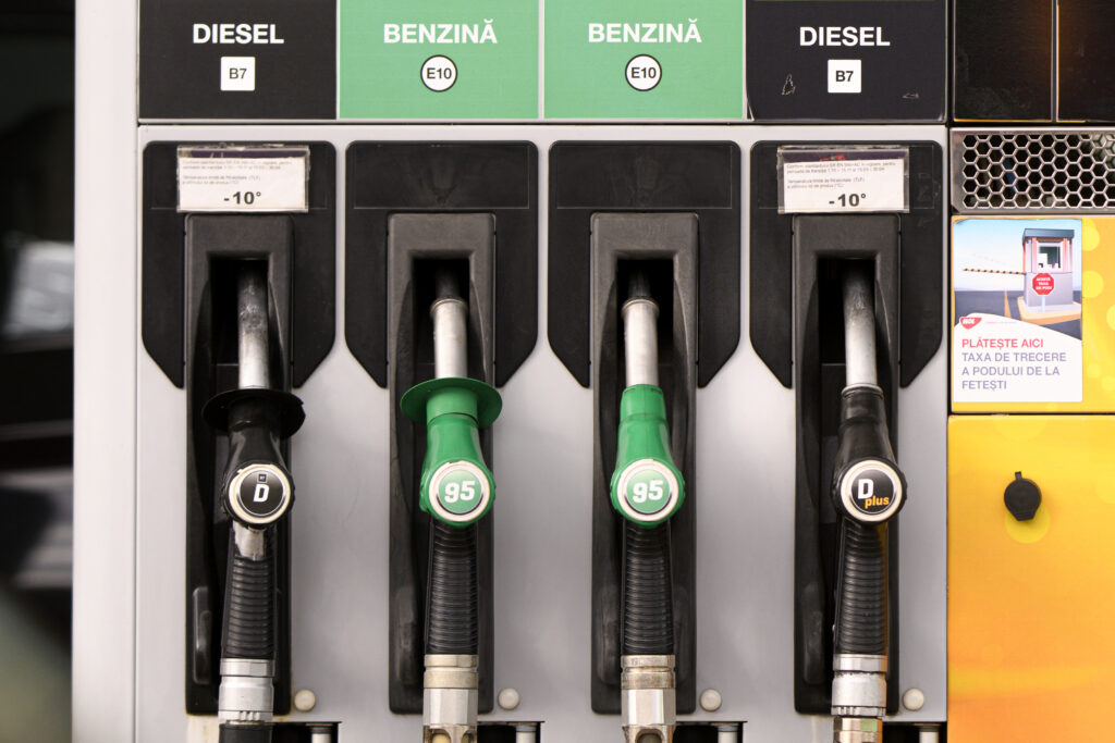 SURSE | Guvernul pregătește o nouă intervenție pe piața carburanților: acciză dinamică în locul reducerii TVA, pe fondul riscurilor de aprovizionare cu motorină