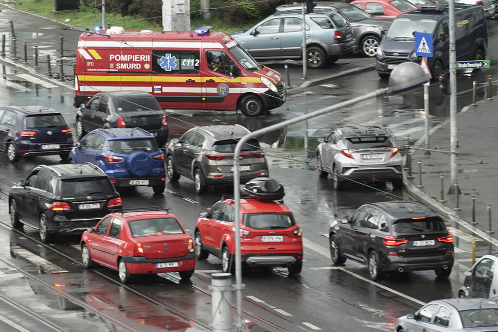 Colectorul principal de canalizare din Pantelimon s-a surpat. Alimentarea cu apă a fost oprită în întreaga localitate, iar două locuințe ar putea fi evacuate