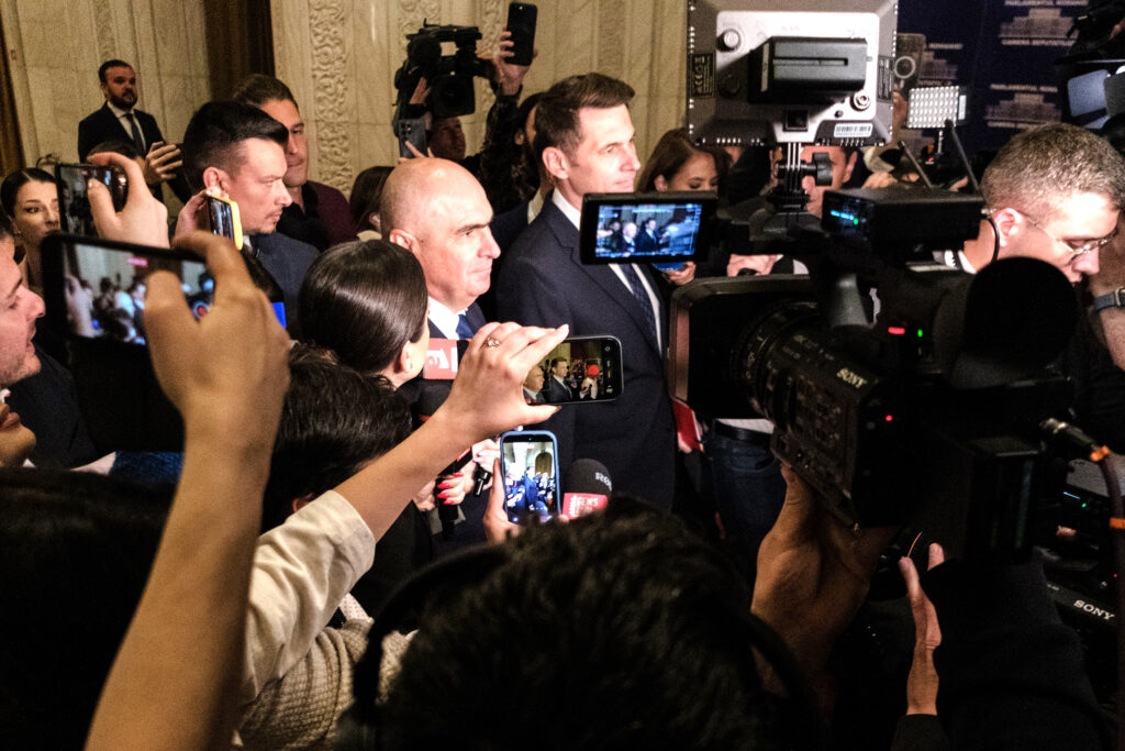 Liberalii revin temporar la statutul din 2025 și forțează adoptarea legislației PNRR / Ilie Bolojan, după suspendarea deciziilor Congresului PNL: „Dacă repetăm greșelile trecutului, înseamnă că nu am înțeles nimic”