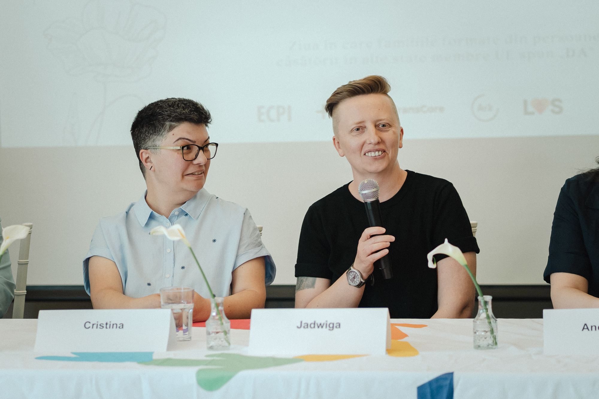 GALERIE FOTO | Primele familii de același sex cer statului român transcrierea certificatelor de căsătorie încheiate în UE / Renate Weber anunță demers pentru abrogarea articolului din Codul Civil care interzice recunoașterea căsătoriilor gay încheiate în străinătate