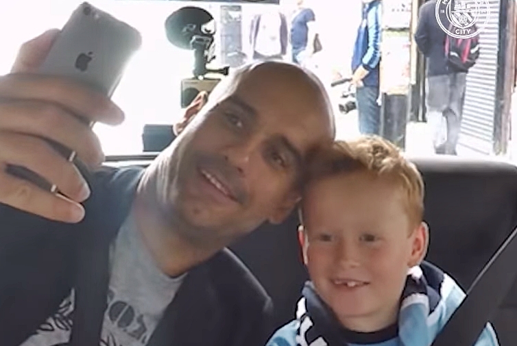 VIDEO: Povestea care a emoționat fotbalul – Guardiola, revedere în lacrimi cu fanul care a crescut odată cu trofeele câștigate de iberic la Manchester City