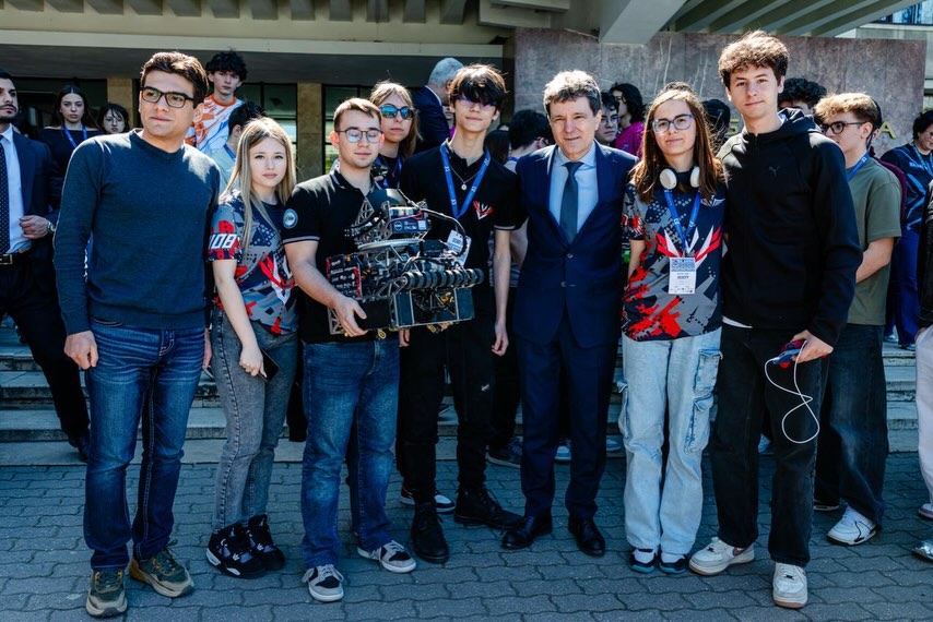 Nicusor Dan si elevi campioni la robotica