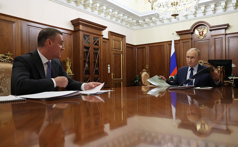 Misteriosul „Pal Laici” dă un nou suflu zvonurilor despre sosia lui Putin. Un viceprim-ministru l-a numit pe președintele Rusiei cu un alt nume, iar încercările Kremlinului de a ascunde această scăpare au eșuat