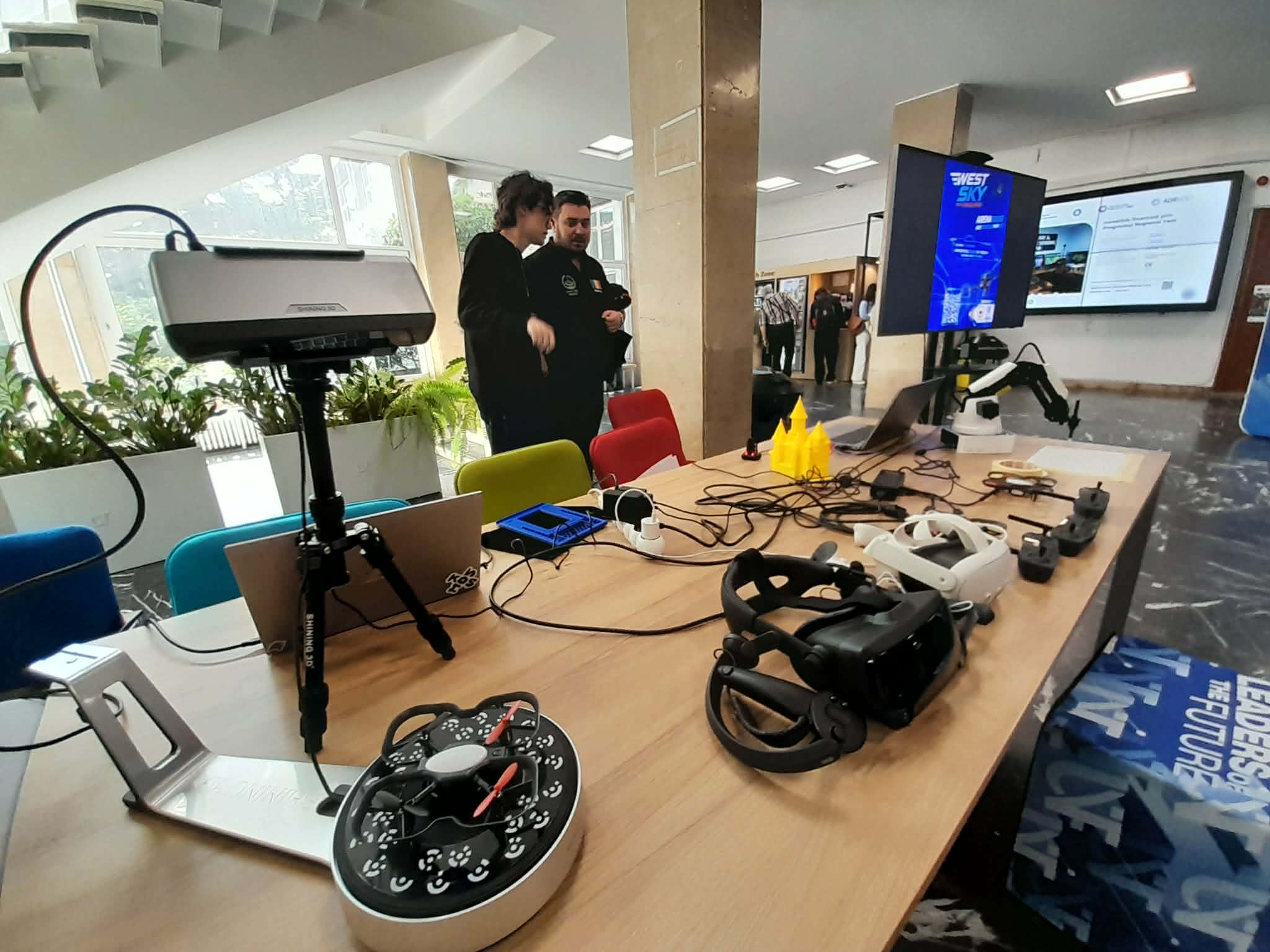 GALERIE FOTO | Universitatea de Vest din Timișoara se pregătește să devină prima universitate din România care implementează ore de AI la toate facultățile sale / Dotări și tehnologie cumpărate cu 15 milioane de euro din fonduri UE