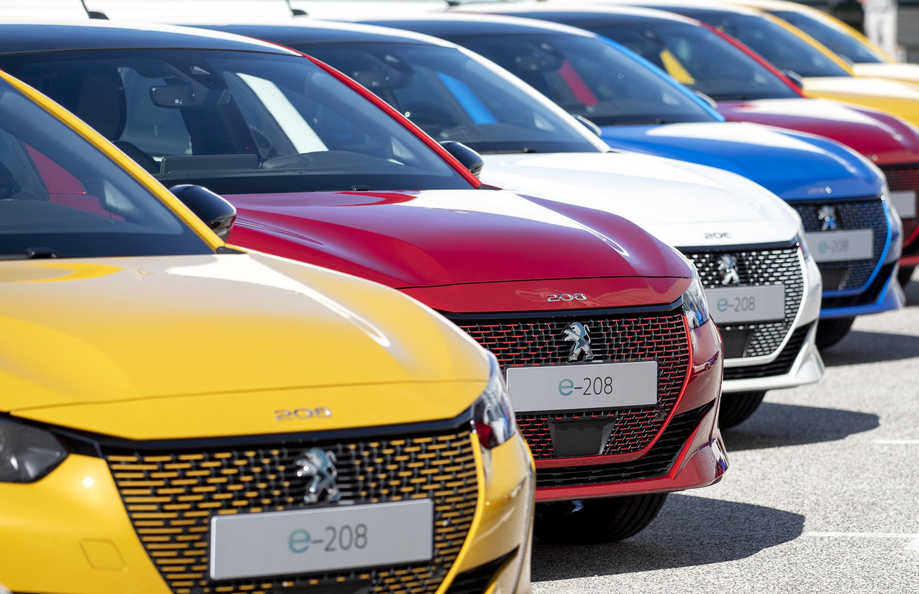 Stellantis bate palma cu Dongfeng Motor pentru a fabrica maşini Peugeot şi Jeep în China / Acord în valoare de 1,2 miliarde de dolari