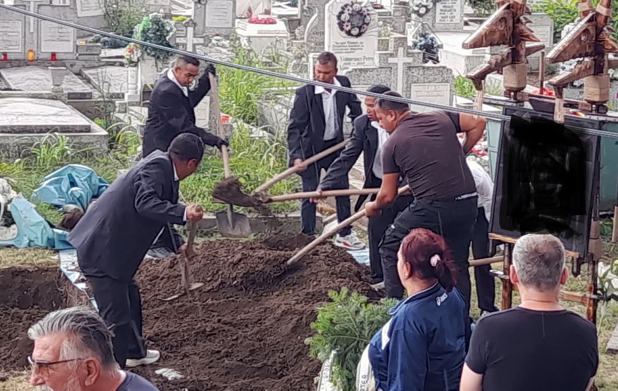 FOTO | Cum au ajuns tineri din Nepal să îngroape morții Timișoarei și să schimbe imaginea Cimitirului Eroilor / „Nu beau, nu cer bani și sunt foarte curați și ordonați”