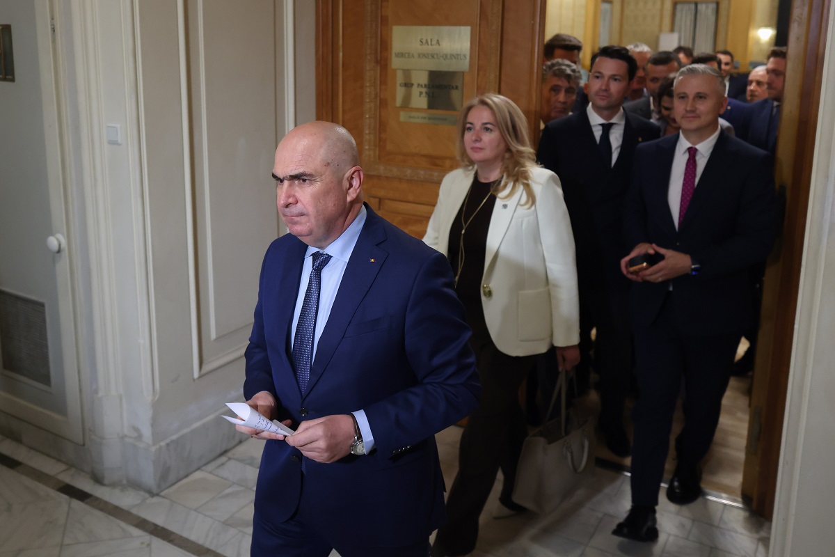 Bolojan, primul mesaj după ce Guvernul Veștea susținut de PSD și puciștii din PNL a picat în Parlament: ”România are nevoie urgent de un guvern cu puteri depline / PNL este pregătit să contribuie la o soluție” / Bolojan a fost demis de coaliția PSD-AUR acum aproape 2 luni