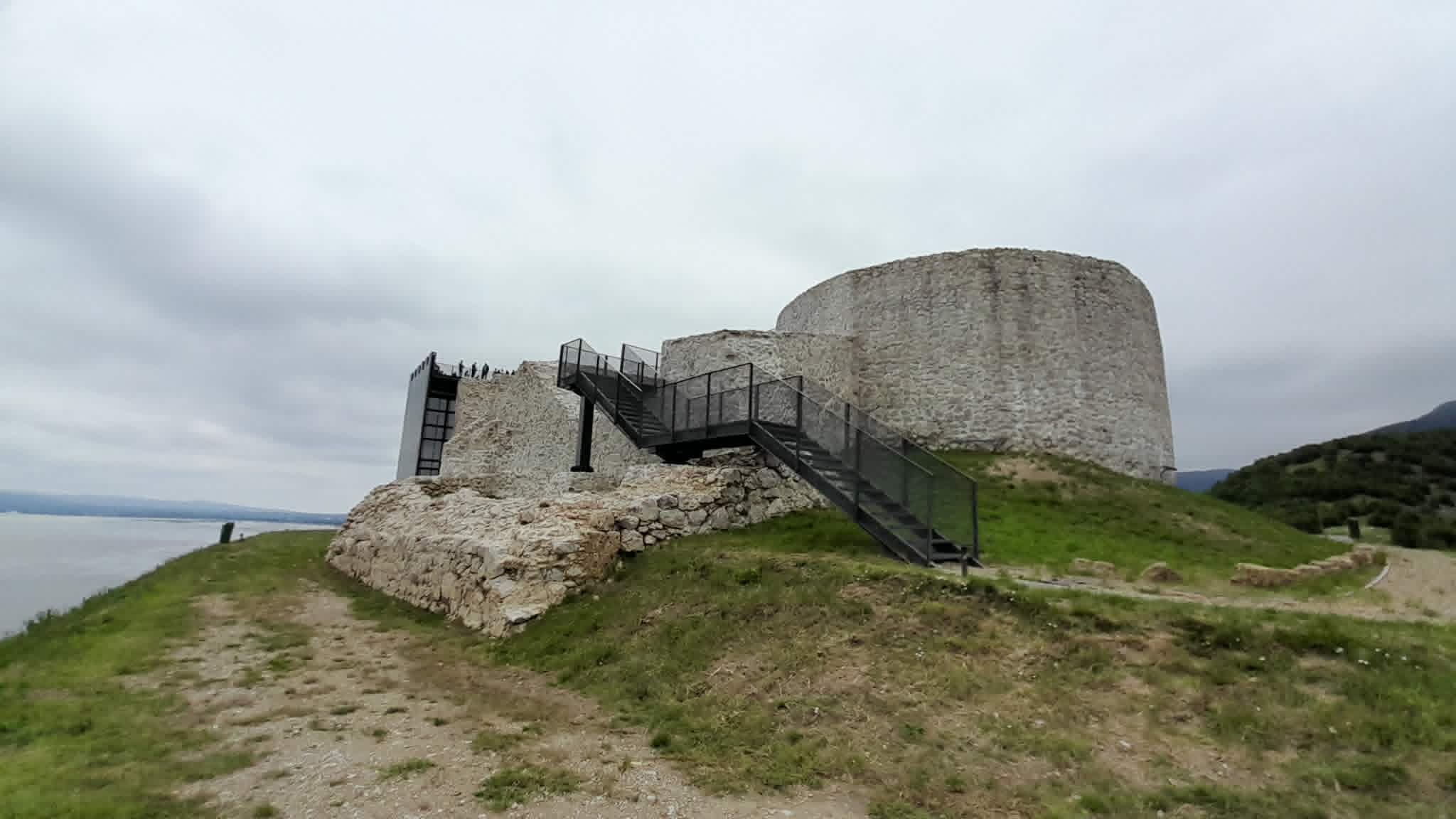VIDEO FOTO | Cetatea Ladislau de pe Clisura Dunării a reintrat în circuitul turistic după o investiție de 4 milioane de euro: „Turiștii vin în număr mare și sunt impresionați”