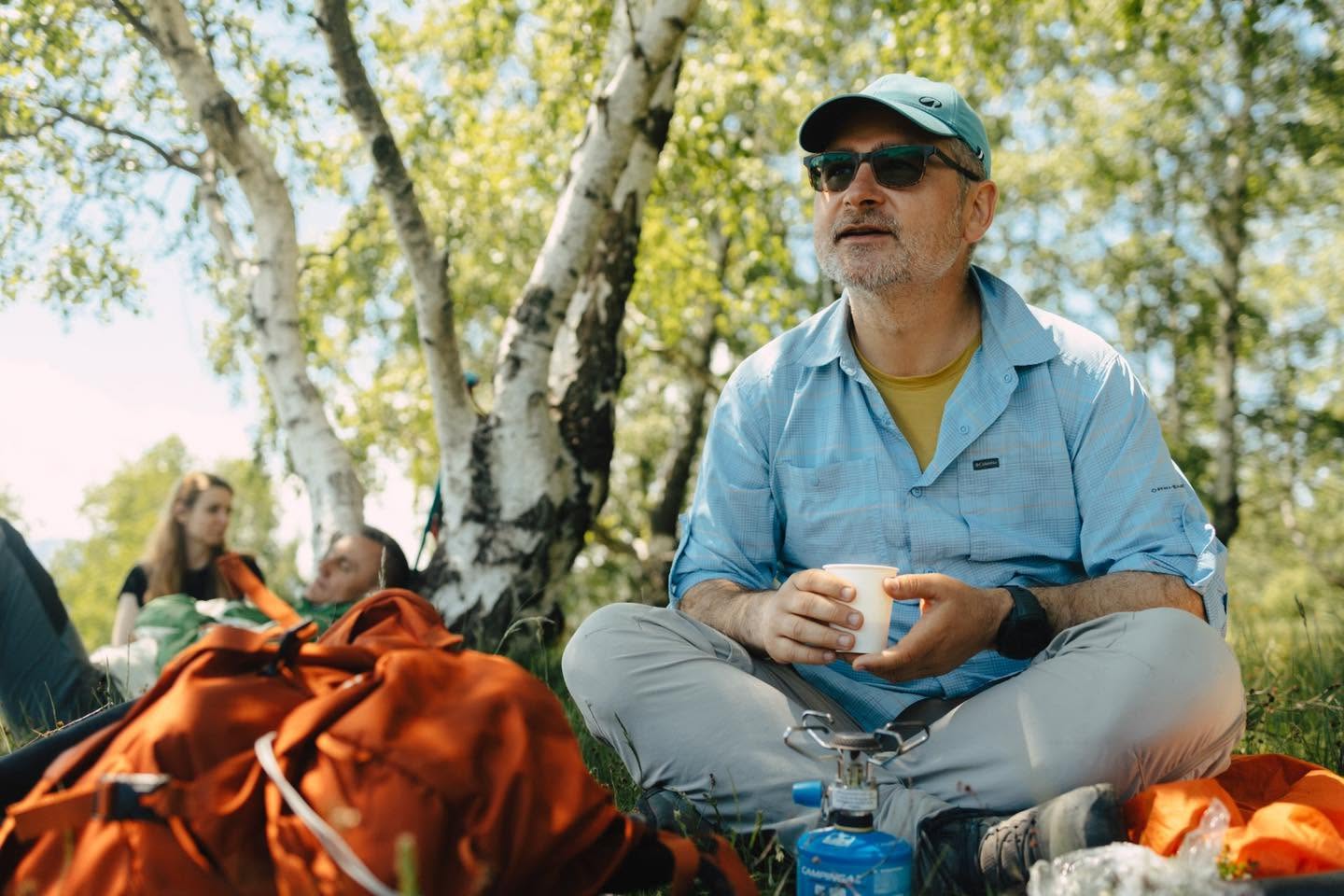 FOTO Un director de bancă a lăsat costumul pentru a se face ghid montan în Sibiu / ”Mai vine și ursul câteodată” / ”Mă văd ieșind la pensie de aici”