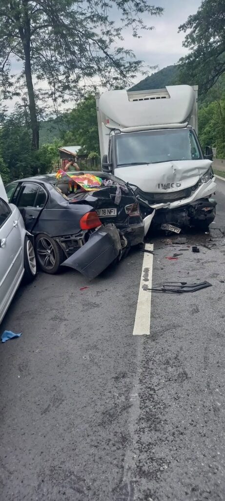Accident pe Valea Oltului îngreunează circulația
