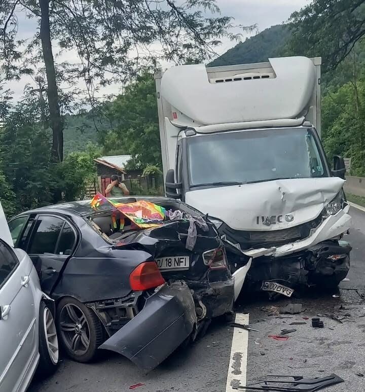 Circulație îngreunată pe Valea Oltului din cauza unui accident în care au fost implicate cinci autovehicule