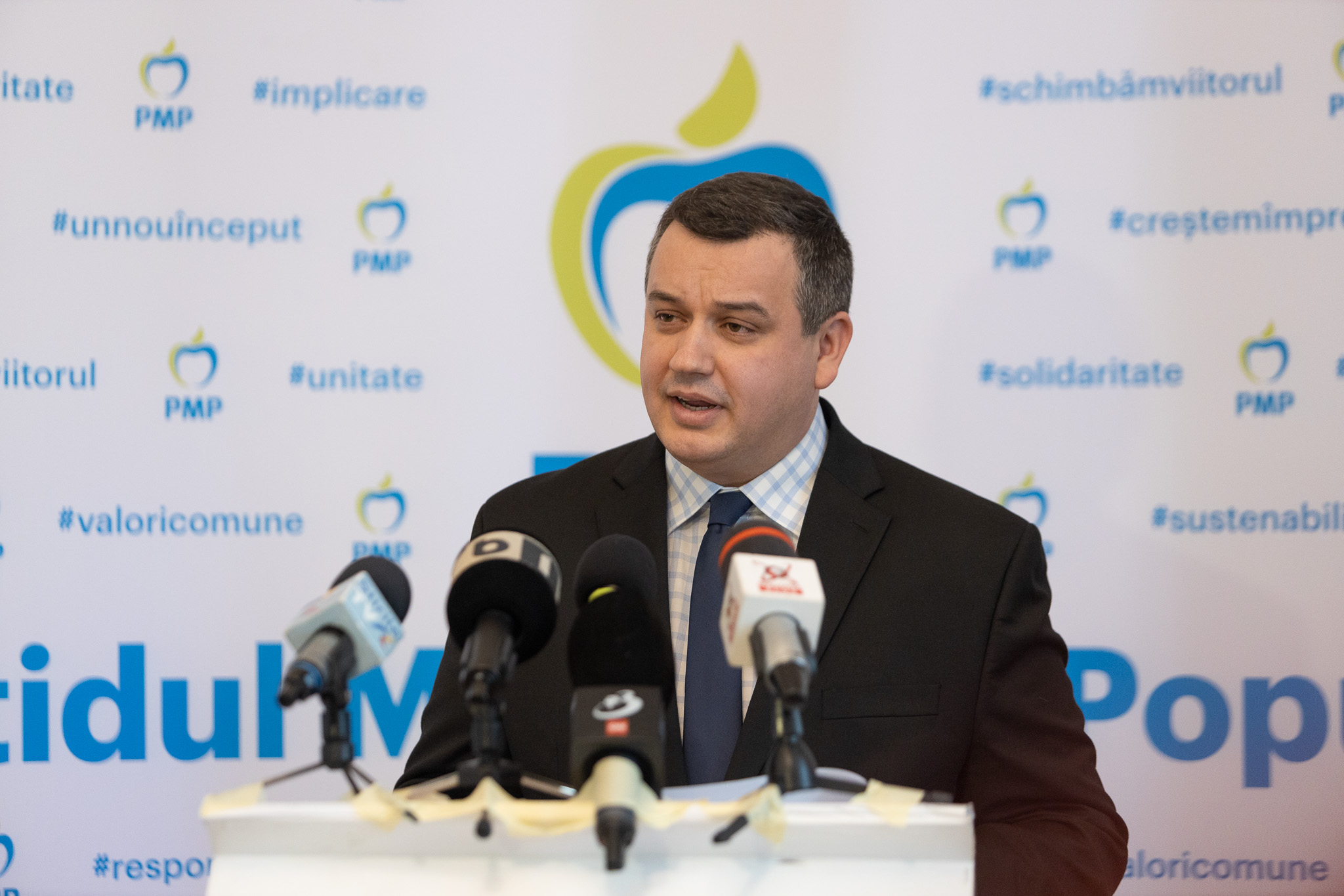 Premierul desemnat Eugen Tomac se întâlnește azi cu Ilie Bolojan, Dominic Fritz și Sorin Grindeanu pentru a găsi o majoritate. PNL și USR au anunțat că nu sprijină un guvern din care face parte PSD