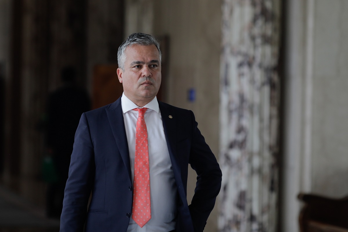 Ședință UDMR astăzi pentru a decide dacă susține Guvernul Veștea: „E foarte greu, o decizie foarte dificilă” / „Mandat larg de negociere” cu premierul desemnat pentru liderul PSD Sorin Grindeanu / Ultimatum PNL pentru Adrian Veștea