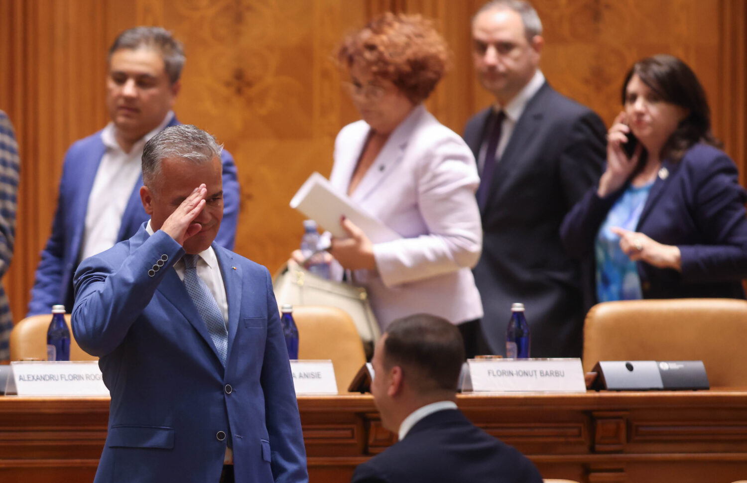 Irineu Darău (USR) către Adrian Veștea în Parlament: Așa arată un trădător, un iliberal, un fripturist