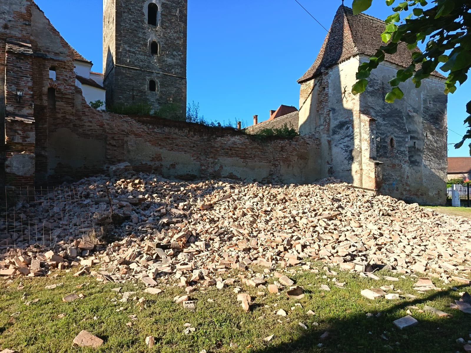 FOTOGALERIE O porțiune a zidului Bisericii Fortificate din Moșna, monument istoric, s-a prăbuşit