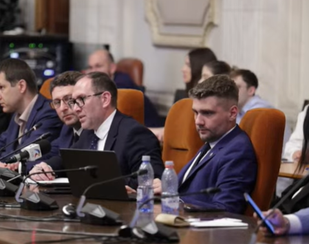 Prestația la audierile din comisiile parlamentare a ministrului desemnat la Economie, Marian Bărgău, a stârnit rumoare în sală / S-a bâlbâit, a greșit valoarea impozitului pe dividende, n-a răspuns concret la nicio întrebare / A fost consilierul lui Nicușor Dan la Primăria București