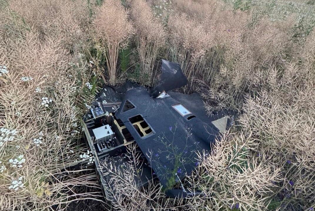 VIDEO O dronă cu încărcătură explozibilă, găsită de localnici în satul Rachelu din Tulcea. Drona a fost detonată controlat
