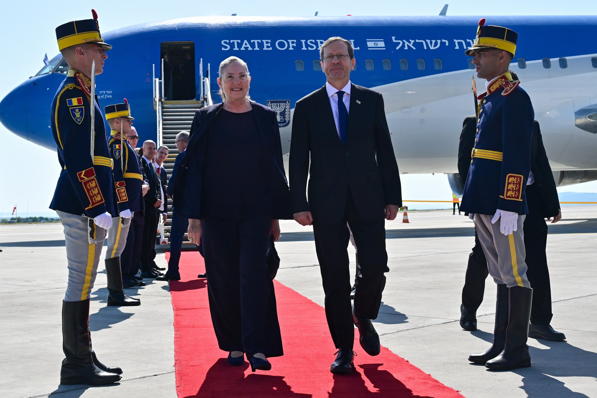 Președintele israelian Isaac Herzog a aterizat la Iași, unde participă la comemorarea a 85 de ani de la Pogromul împotriva evreilor: „Vom comemora un capitol întunecat al acestei povești”