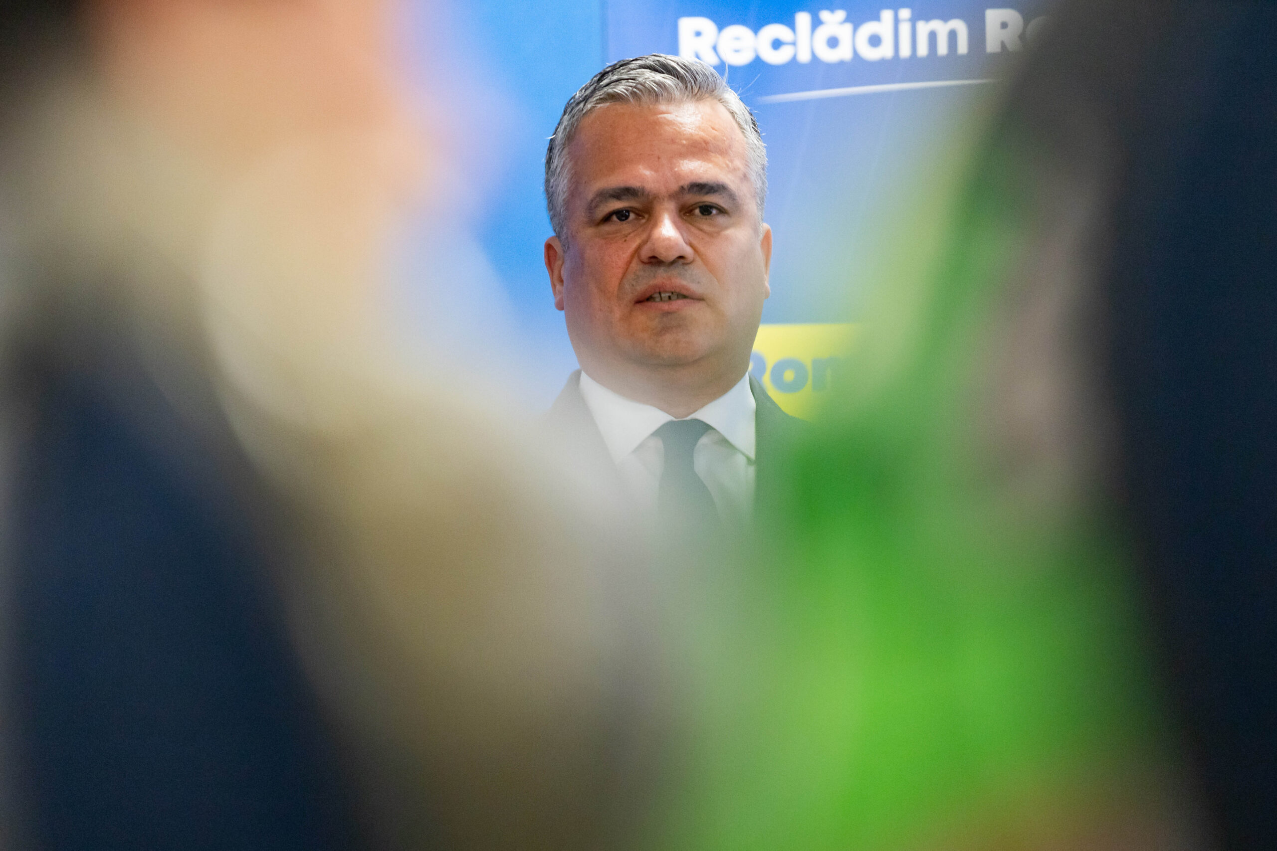 Președintele Dan a semnat decretul de desemnare a lui Adrian Veştea candidat la funcția de premier. Are 10 zile la dispoziție să depună în Parlament lista de miniștri
