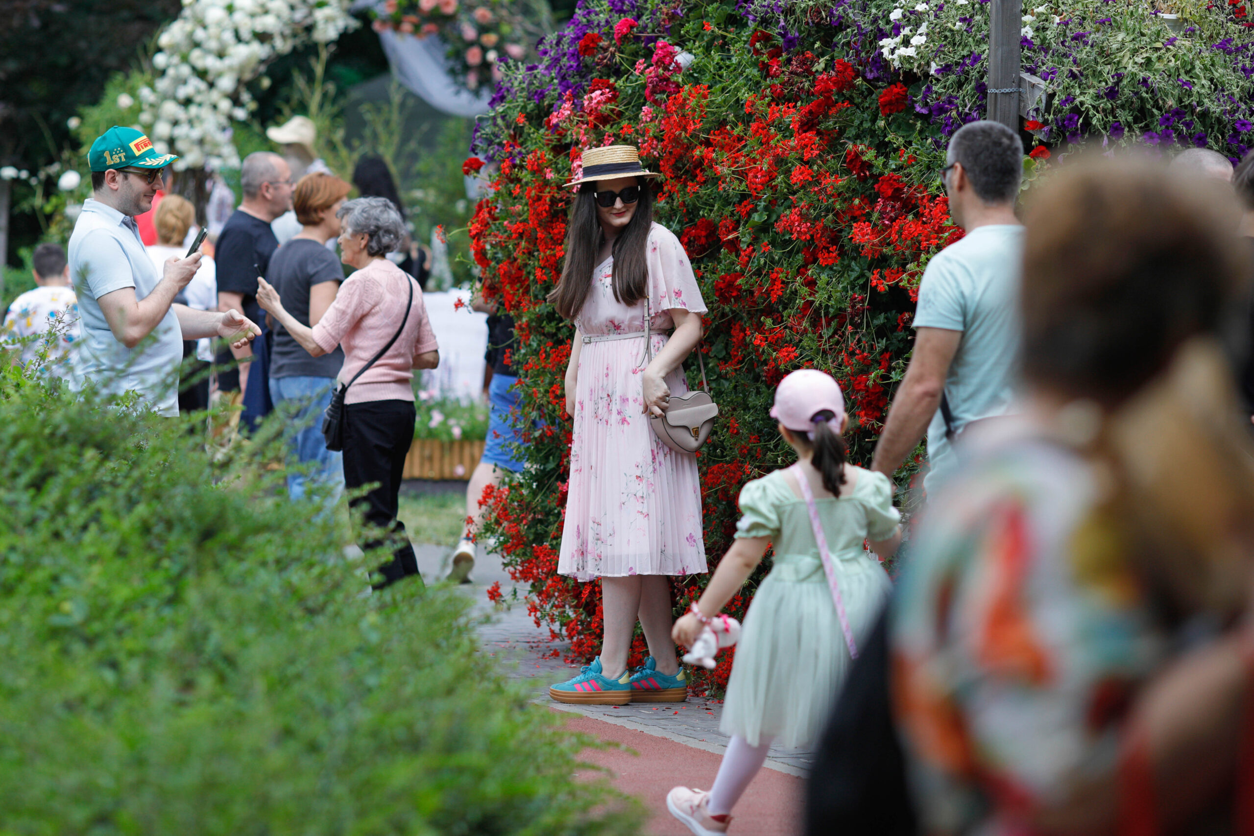 Peste 300.000 de vizitatori la West Side Flower Fest 2026: Parcul Drumul Taberei și zona pietonală din jur, închisă circulației auto, s-au transformat într-o grădină urbană cu 14 amenajări tematice și peste 100.000 de flori
