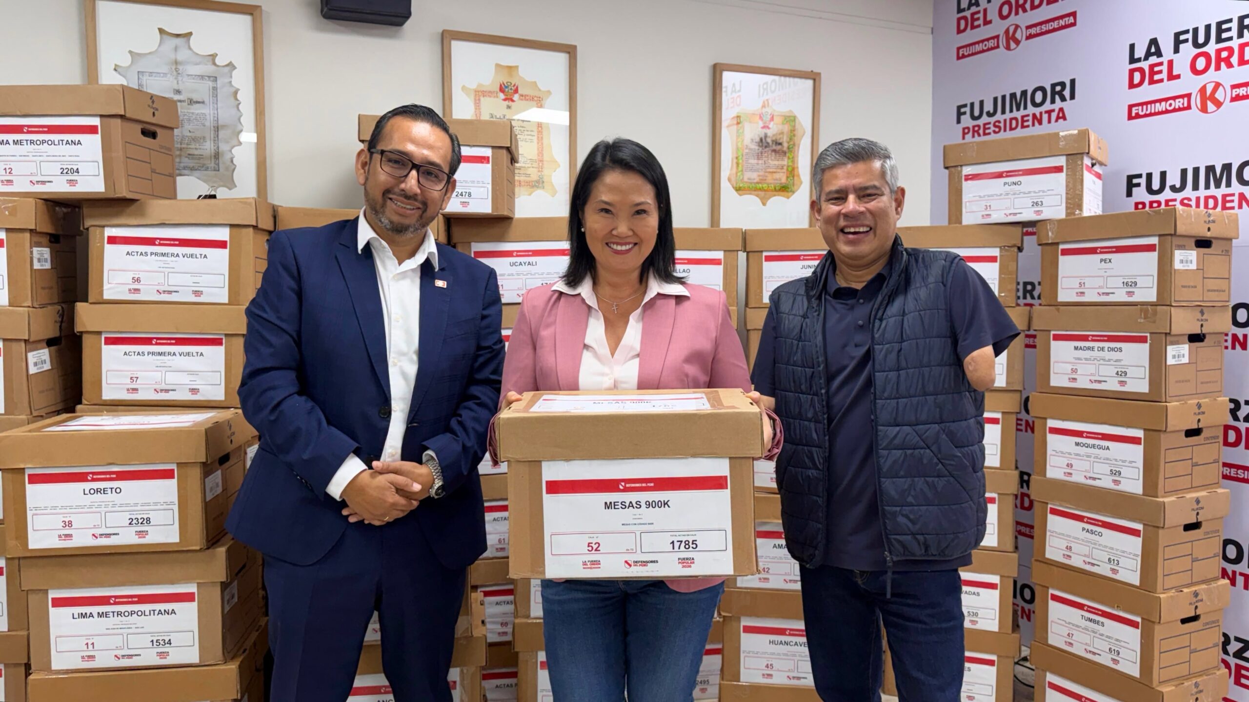 Keiko Fujimori aleasă președintă a Republicii Peru la a patra tentativă. Ea este fiica controversatului președinte Alberto Fujimori, închis pentru crime împotriva umanității și corupție