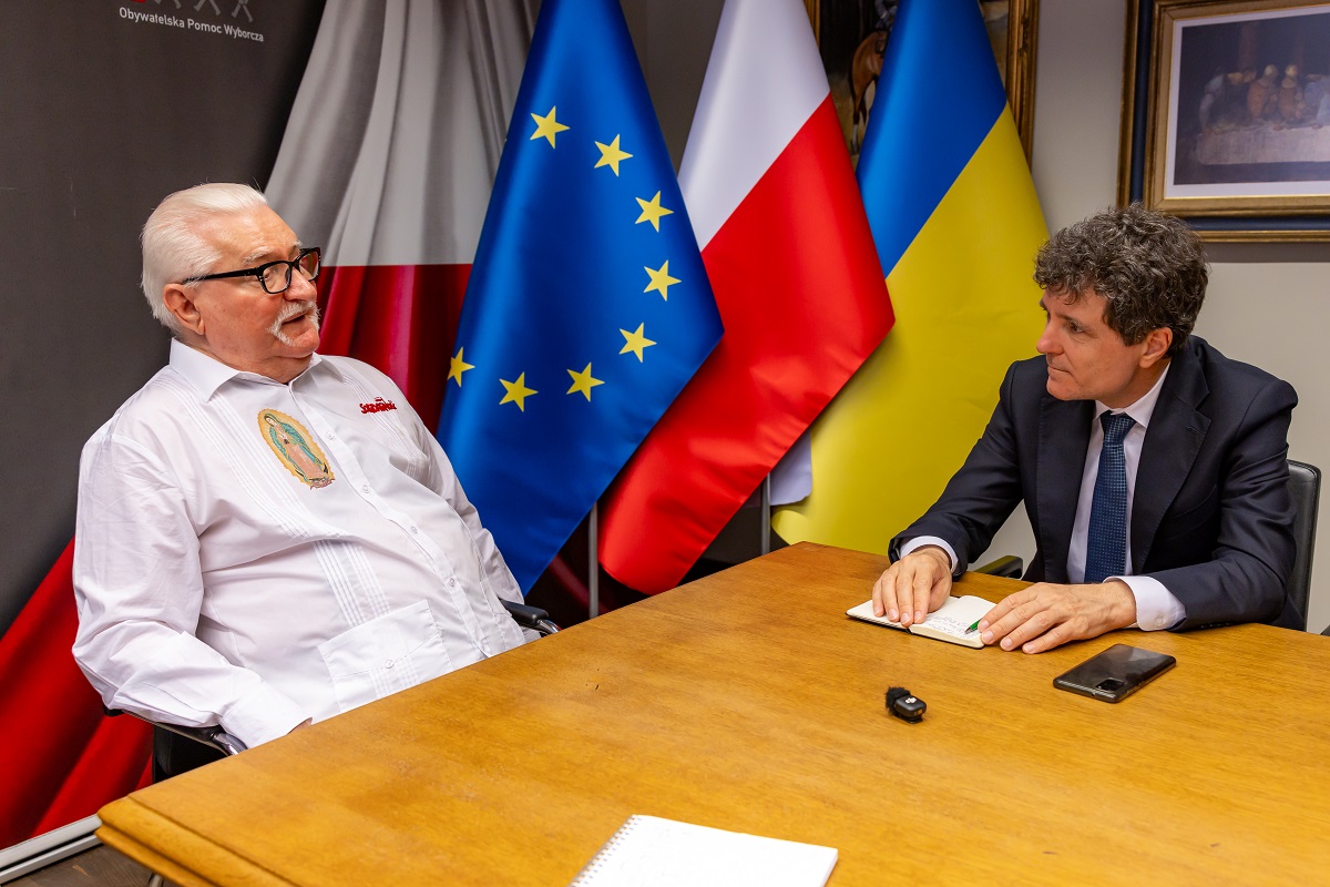 În ziua în care l-a decorat pe Lech Walesa care a câștigat lupta cu un sistem autoritar, Nicușor Dan spune că el nu poate lupta cu Sistemul care încearcă să domine o societate liberă