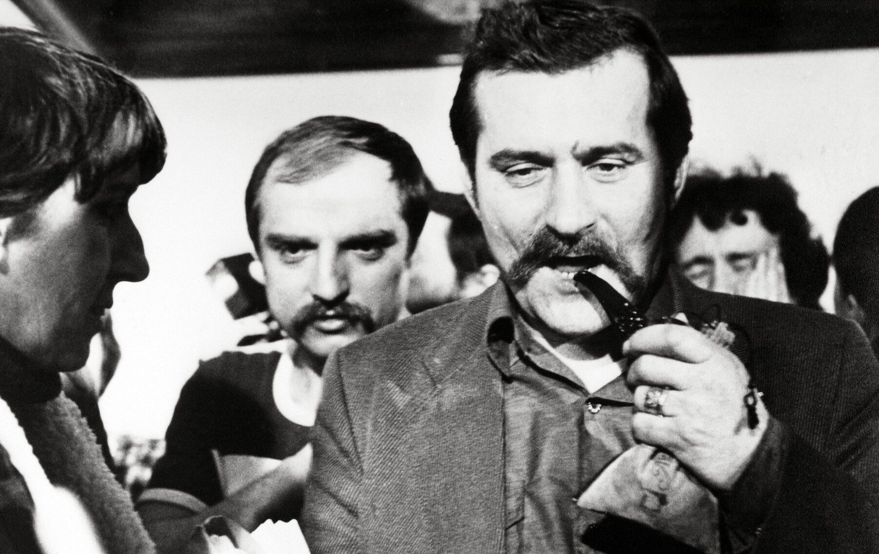 Lech Walesa, eroul luptei anticomuniste din Polonia, decorat cu Ordinul Naţional Steaua României în grad de Mare Cruce