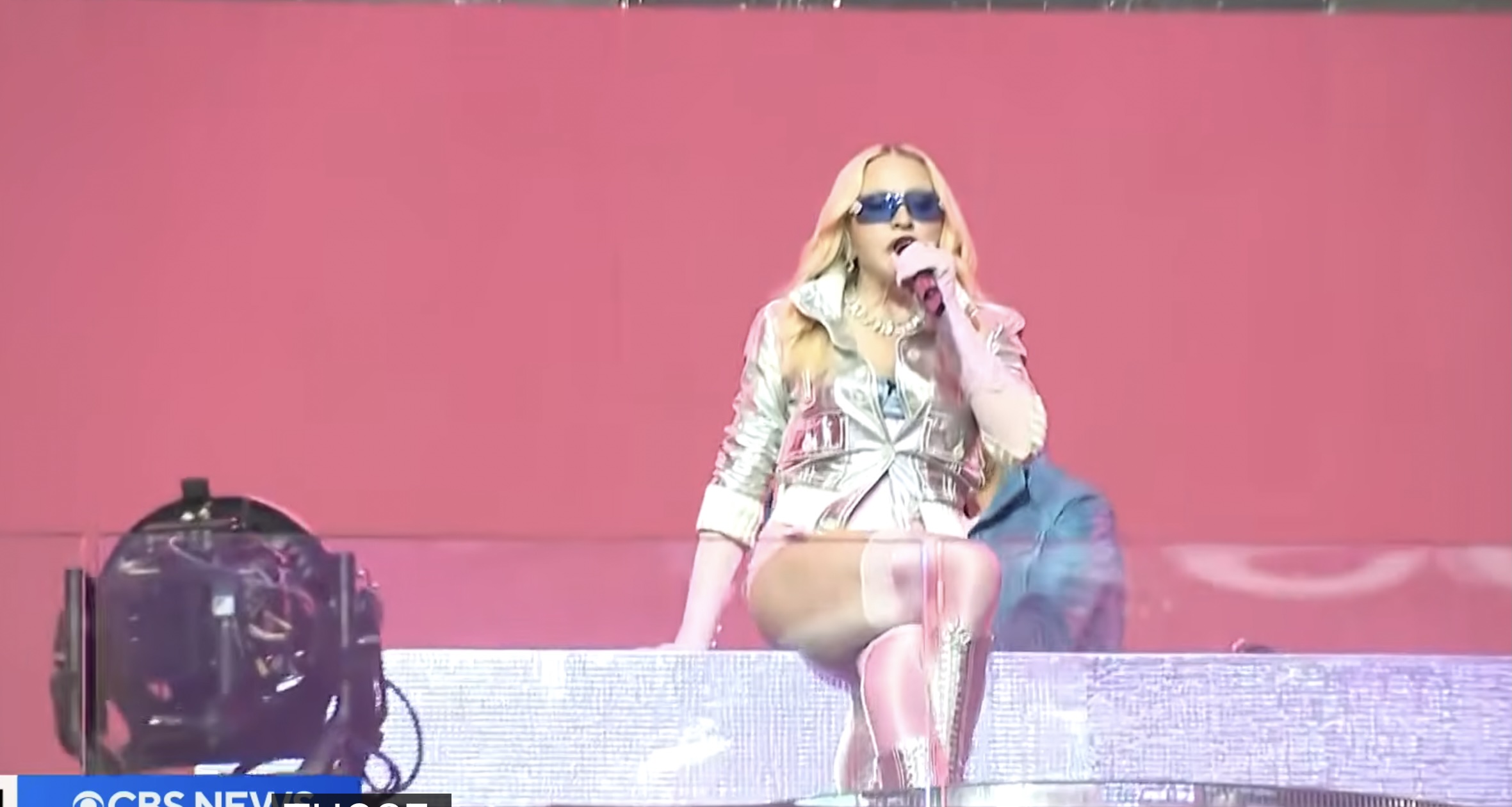 Madonna a susţinut un concert surpriză de 15 de minute la New York, cu câteva săptămâni înainte de lansarea noului ei album