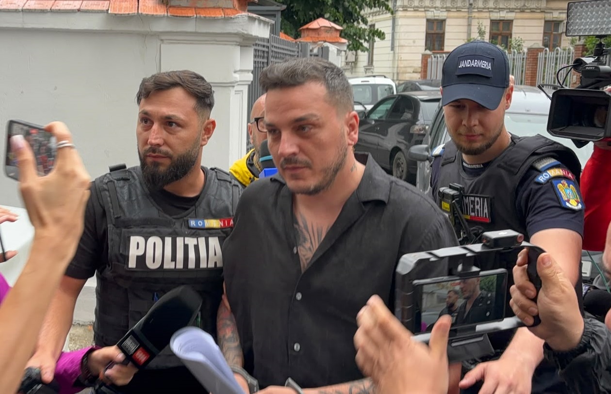 VIDEO | Influencerul Makaveli a fost adus la instanță pentru propunerea de arestare preventivă într-un dosar de evaziune fiscală 