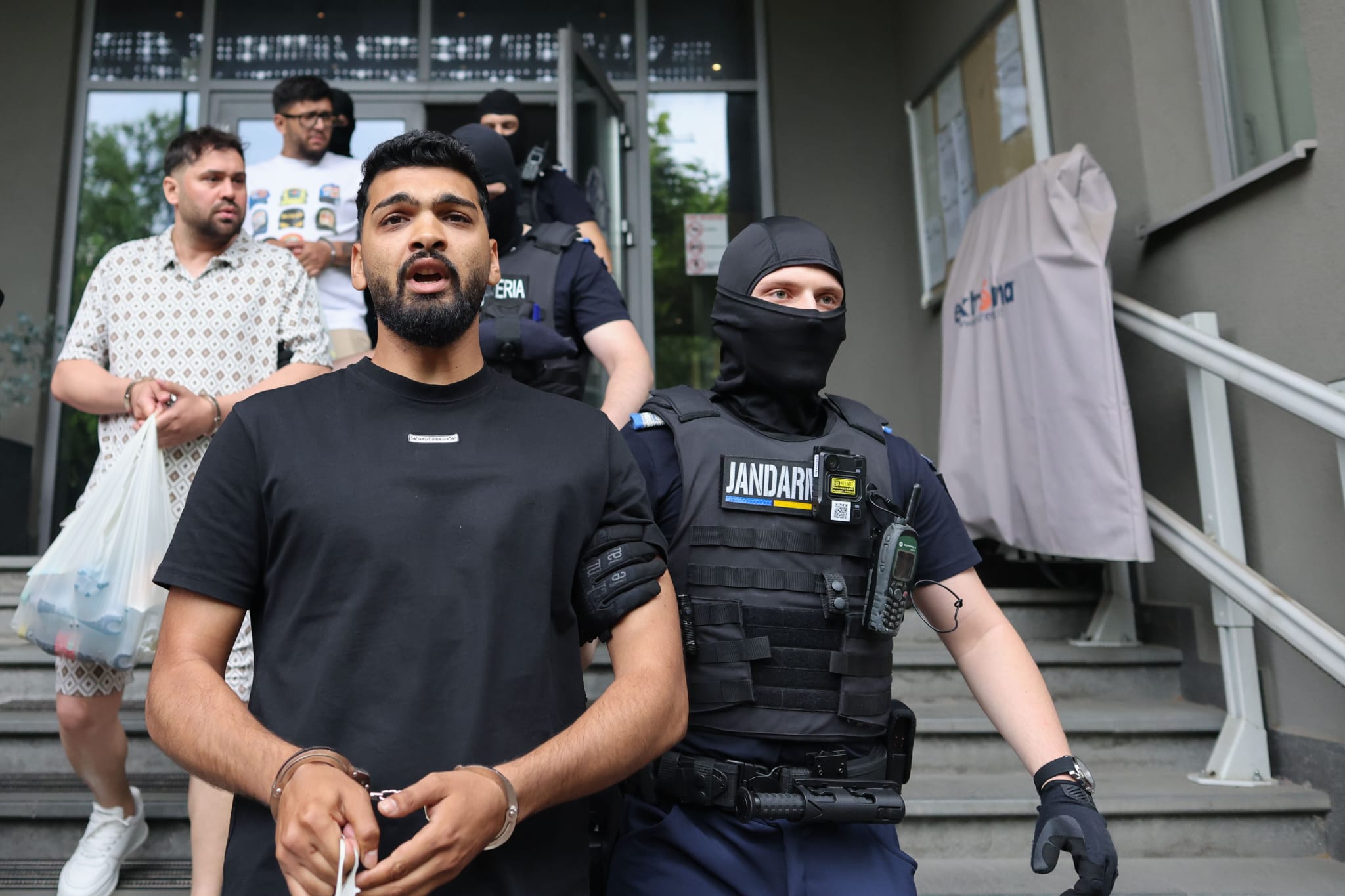 FOTO SURSE: Membrii clanului Duduianu, reținuți de DIICOT pentru proxenetism si trafic de persoane / Ar fi exploatat sexual patru tinere în Germania și Țările de Jos