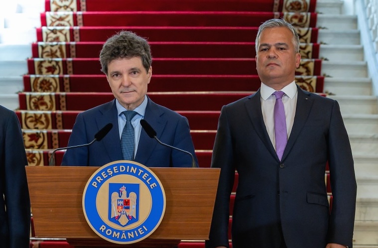 Premierul desemnat de Nicușor Dan și-a început facultatea după o pauză de 4 ani de la liceu, la o universitate particulară neacreditată la acea vreme, evaluată cu calificativul „lipsă de încredere” și apoi desființată. CV-ul lui Adrian Veștea