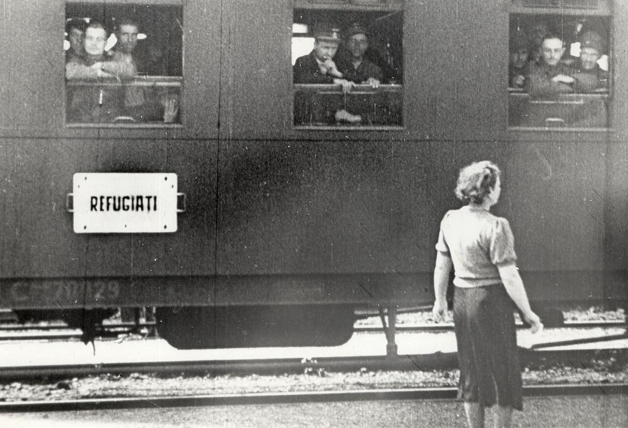 Retragerea armatei române din Basarabia și nordul Bucovinei din iunie 1940: printre cei care atacă militarii români se numără și țărani basarabeni
