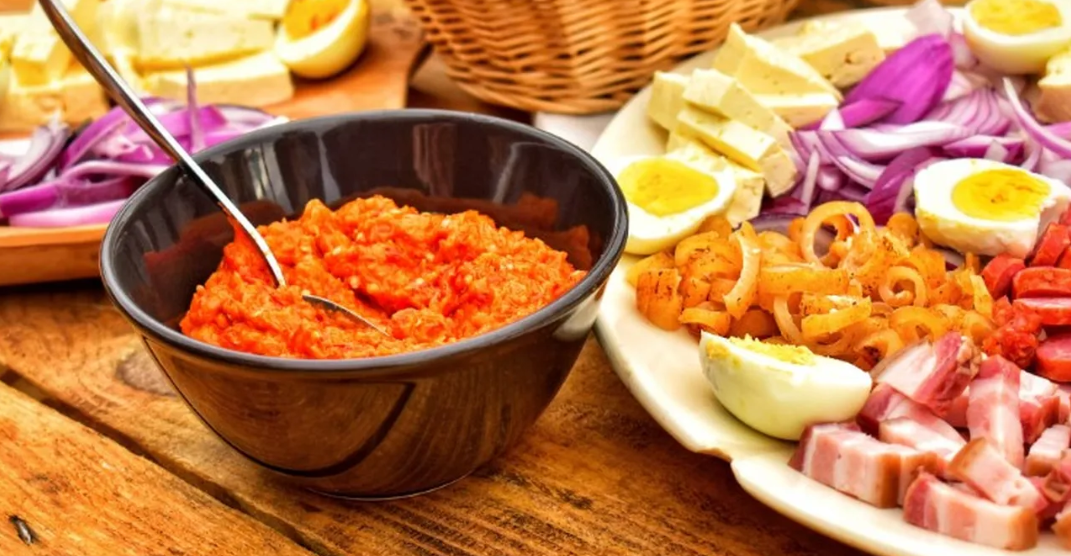 Gastronomia devine cartea de identitate a Țării Hațegului/ Proiectul ”Meniu Hațegan”: crema hațegană de fasole boabe cu ciuperci și costiță afumată/Rețeta a fost recuperată de jurnalistul culinar Cosmin Dragomir