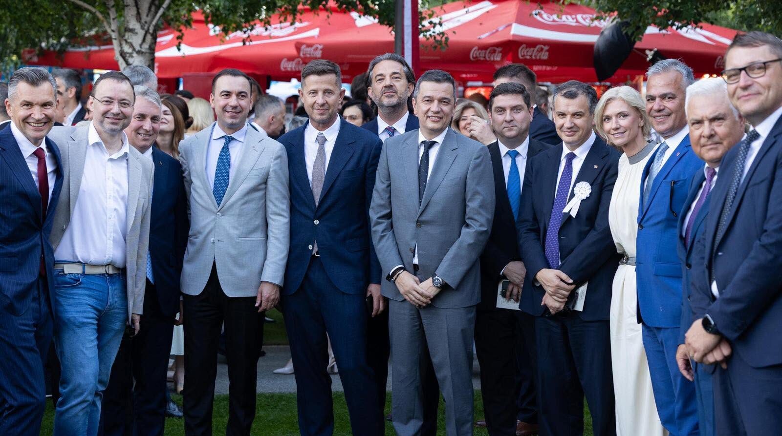 POZA ZILEI Puciștii din PNL s-au fotografiat în grup cu Sorin Grindeanu în ziua în care acesta a anunțat că vrea să fie premier / Hubert Thuma, Alina Gorghiu, Lucian Bode alături de premierii lui Nicușor Dan – Adrian Veștea și Eugen Tomac