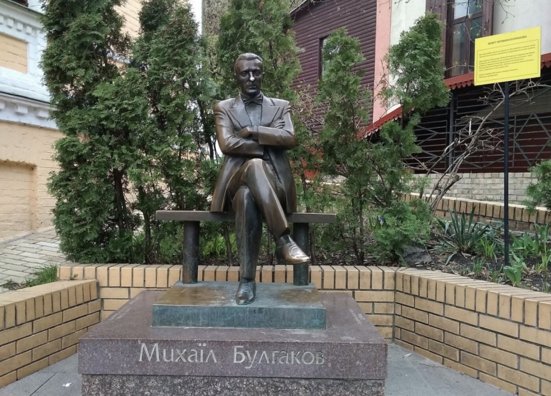 Statuia scriitorului rus Mihail Bulgakov, pusă la pământ la Kiev: Autoritățile ucrainene o consideră un „simbol al politicii imperiale ruse”