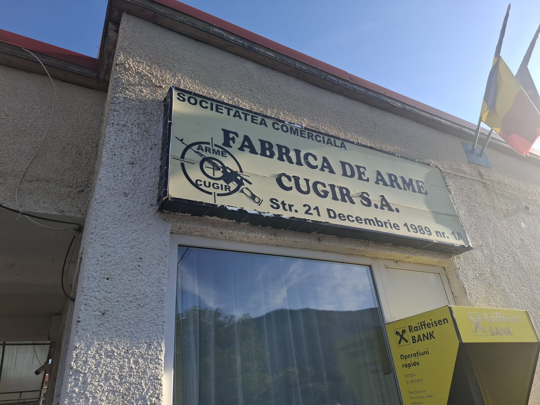 Protest spontan la Fabrica de Arme Cugir, firmă cu rol important în programul SAFE / Angajații nu și-au primit salariile pe ultima lună