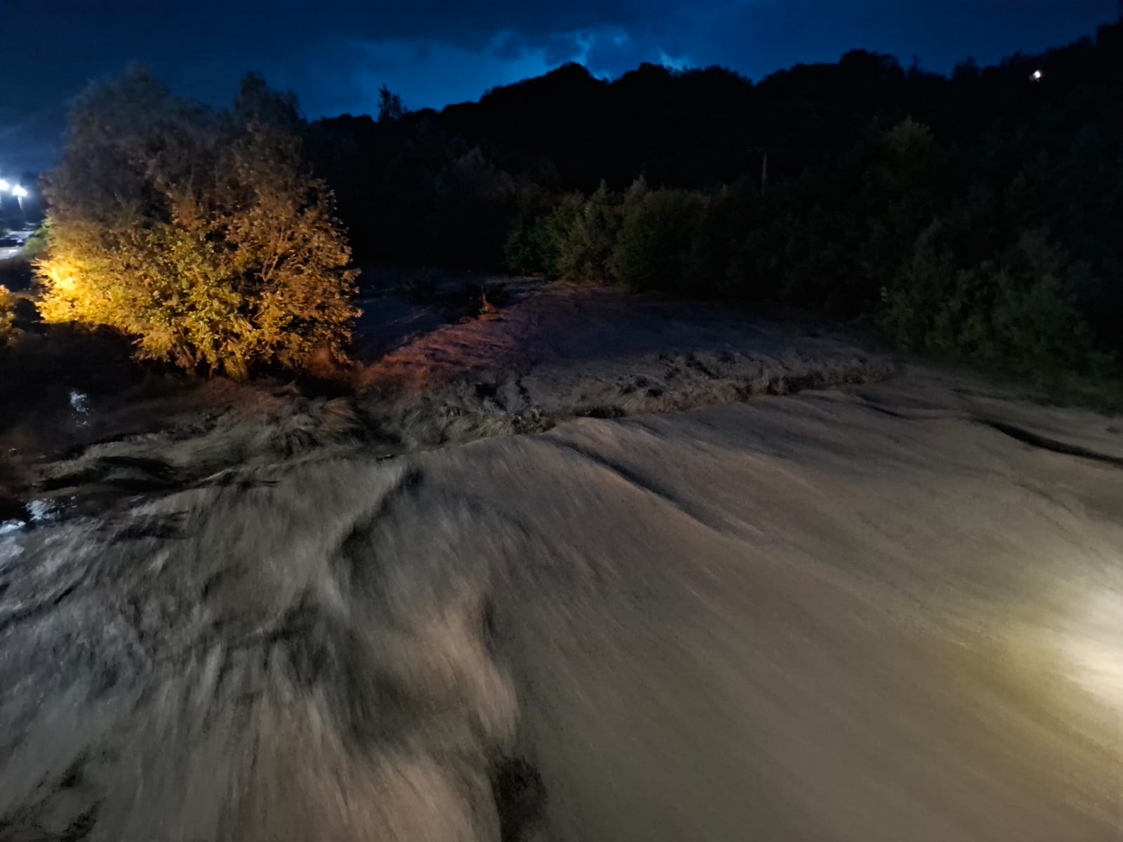 Apele Române: Acumulările Măneciu și Paltinu au atenuat două viituri semnificative după precipitații extreme de peste 200 l/mp în Prahova, de peste două ori media lunii iunie / Rezerva de apă pentru Vălenii de Munte ajunge pentru aproximativ 24 de ore – VIDEO