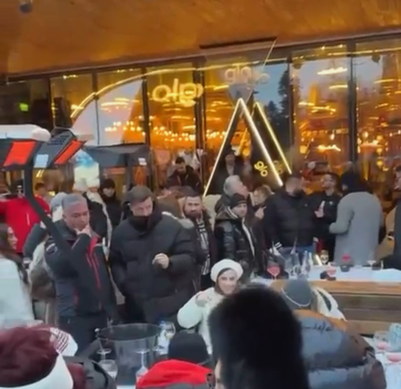 Adrian Veștea, la Nuba cu Thuma / Premierul desemnat a fost filmat împreună cu șeful CJ Ilfov la clubul de lux din Poiana Brașov