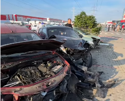 VIDEO: Grav accident rutier în apropierea centrului comercial „Dragonul Roșu” din Capitală / 2 persoane rănite și 12 mașini avariate / O femeie din China a pierdut controlul asupra direcției de mers și a intrat în mai multe mașini parcate