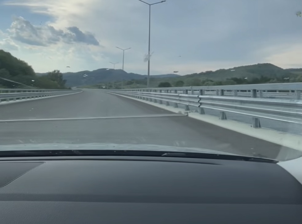 VIDEO Imagini de pe lotul 4 din autostrada Sibiu – Pitești / În august se termină lucrările, însă doar în toamnă se va deschide circulației / ”Va fi nevoie de o perioadă de recepție și pre-recepție ceva mai lungă”
