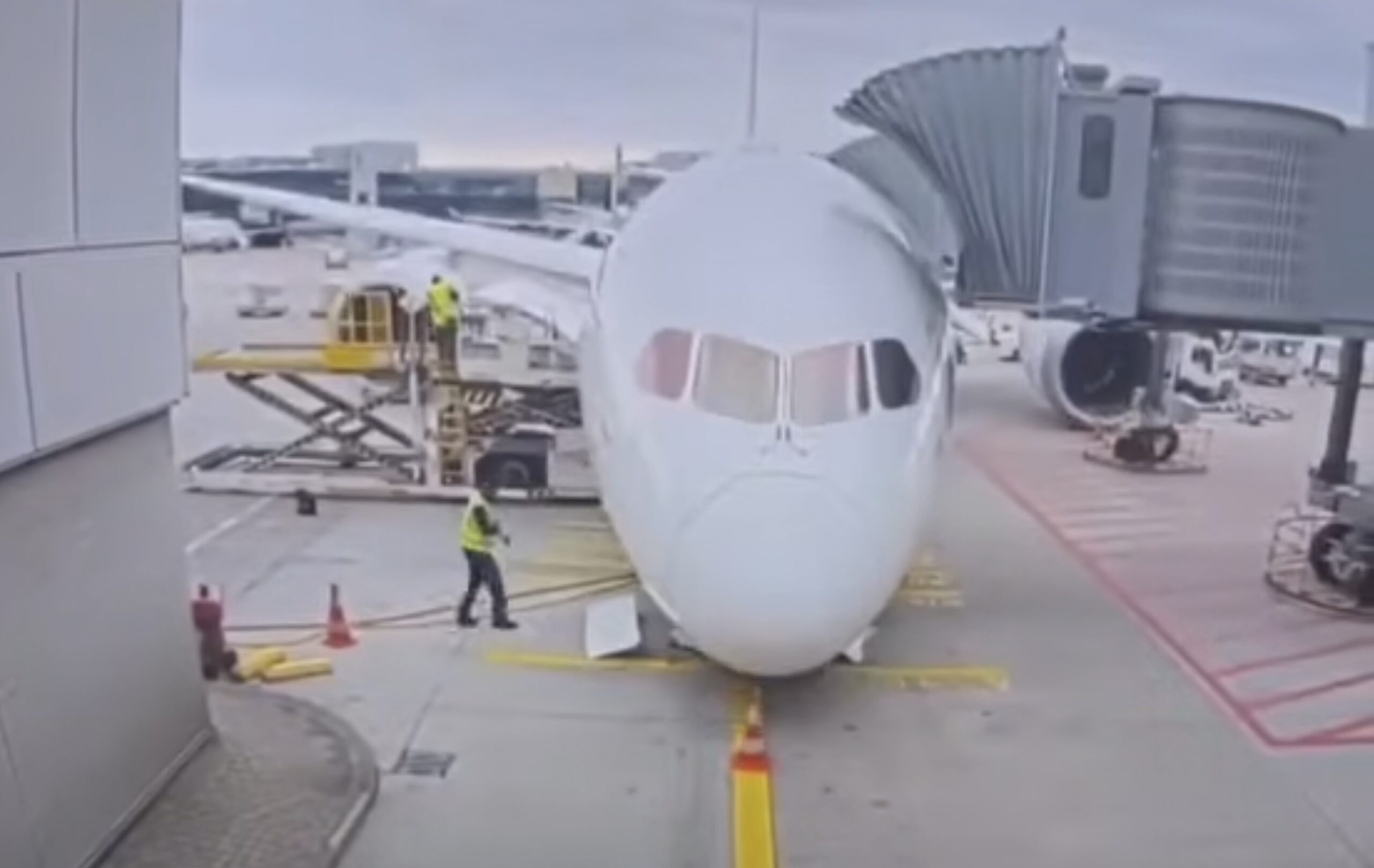 Mai mulţi răniţi pe aeroportul din Frankfurt după ruperea trenului de aterizare faţă al unui Boeing-787