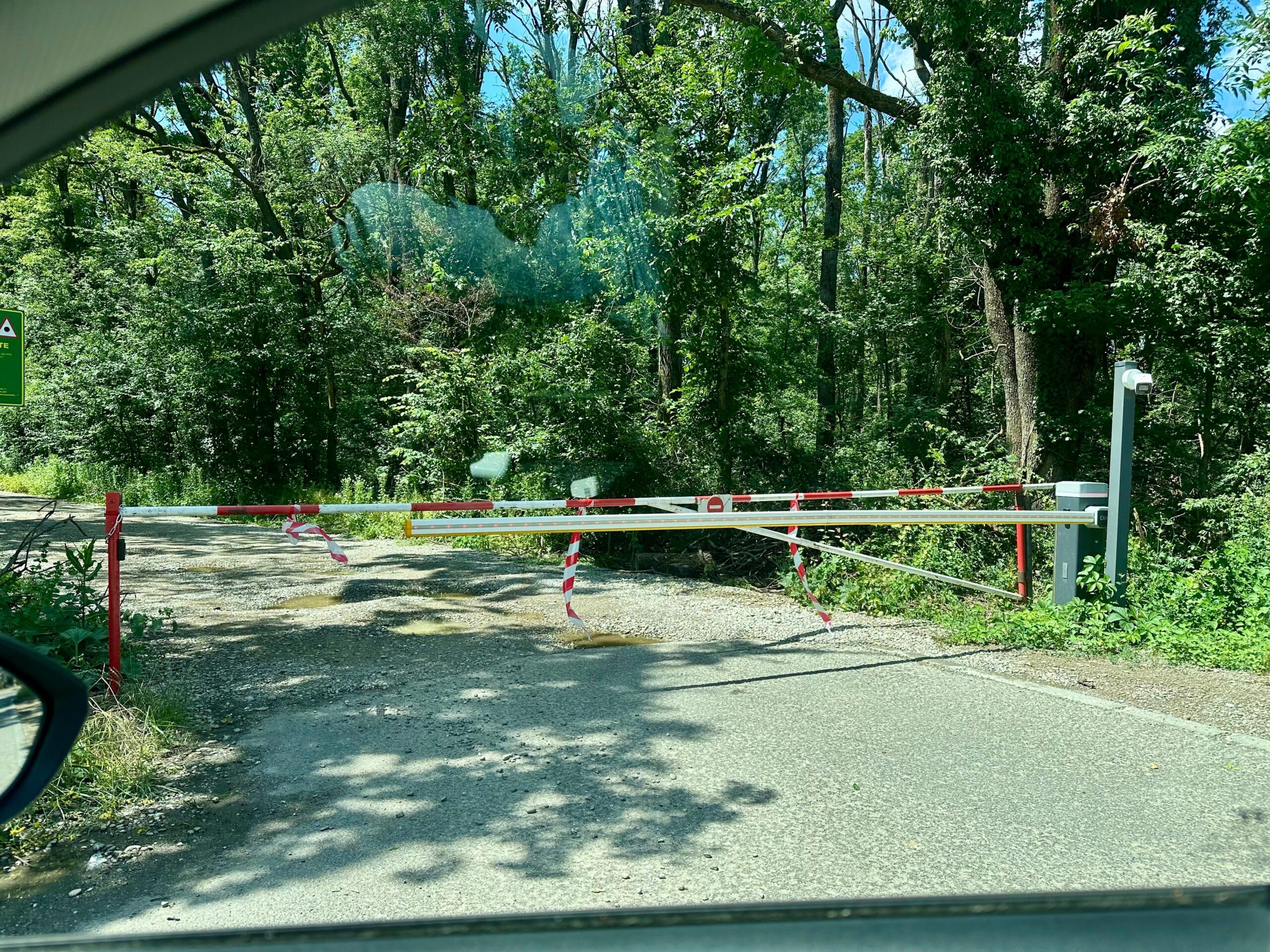 FOTO Primăria Sectorului 1 a autorizat al doilea acces rutier din Greenfield către Șoseaua de Centură / Drumul prevăzut prin PUZ încă din 2019 și asumat de dezvoltator nu a fost executat până acum / Imagini surprind bariere care blochează drumul forestier din Pădurea Băneasa