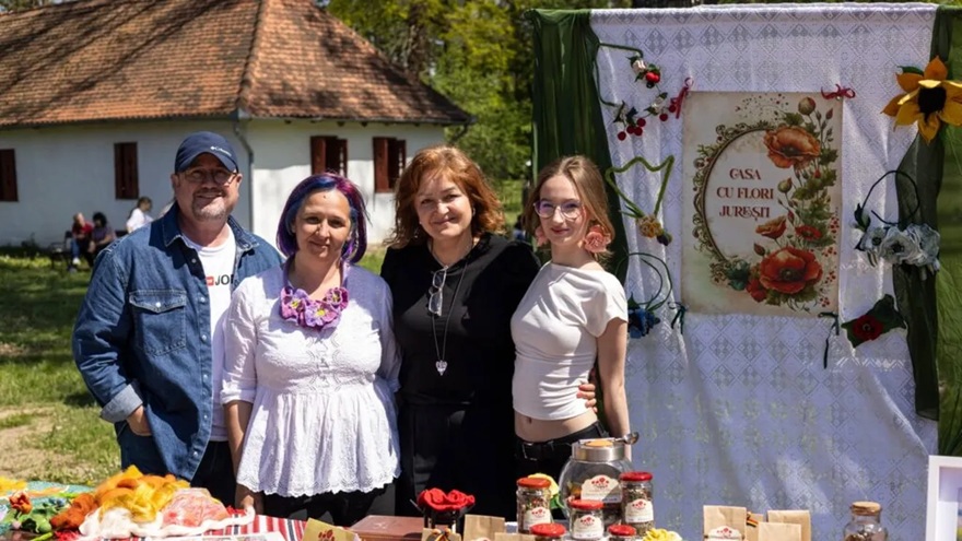 FOTO | O familie din Banat transformă florile în delicii artizanale: „Ideea a pornit de la căsuța bunicilor, pe care am moștenit-o” / „Avem peste 200 de tufe de trandafiri de dulceață”