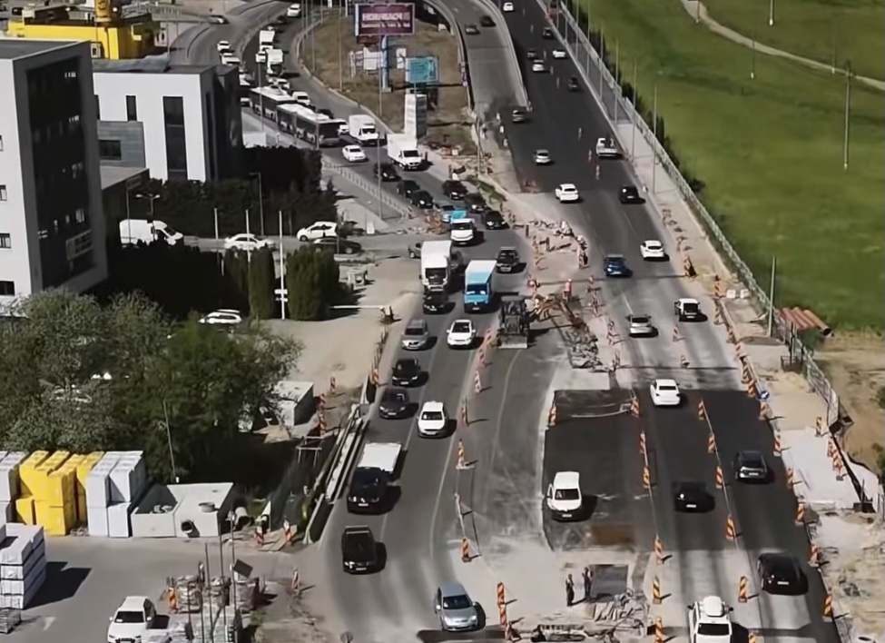 A început aplicarea ultimului strat de asfalt pe tronsonul Centura Metropolitană Cluj / Ruta Cluj – Florești va fi gata pe 1 septembrie